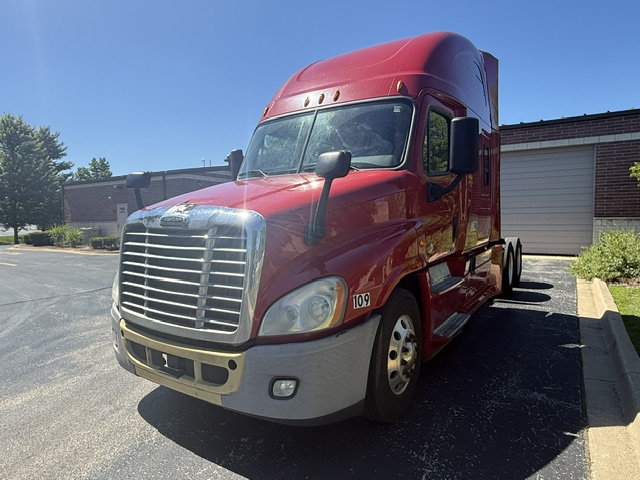 2016 Freightliner Cascadia Evolution photo 2