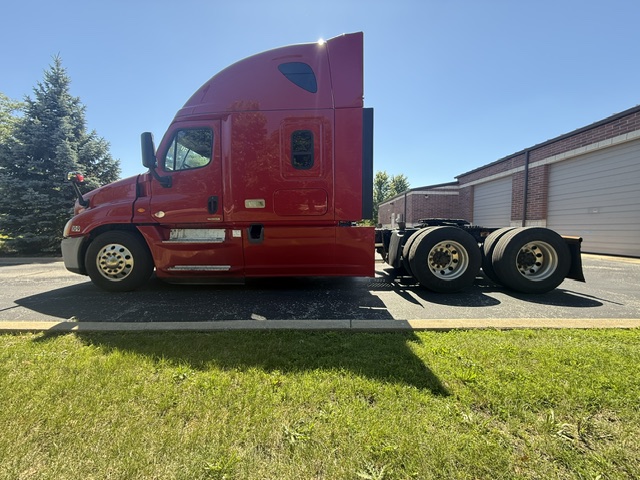 2016 Freightliner Cascadia Evolution photo 3